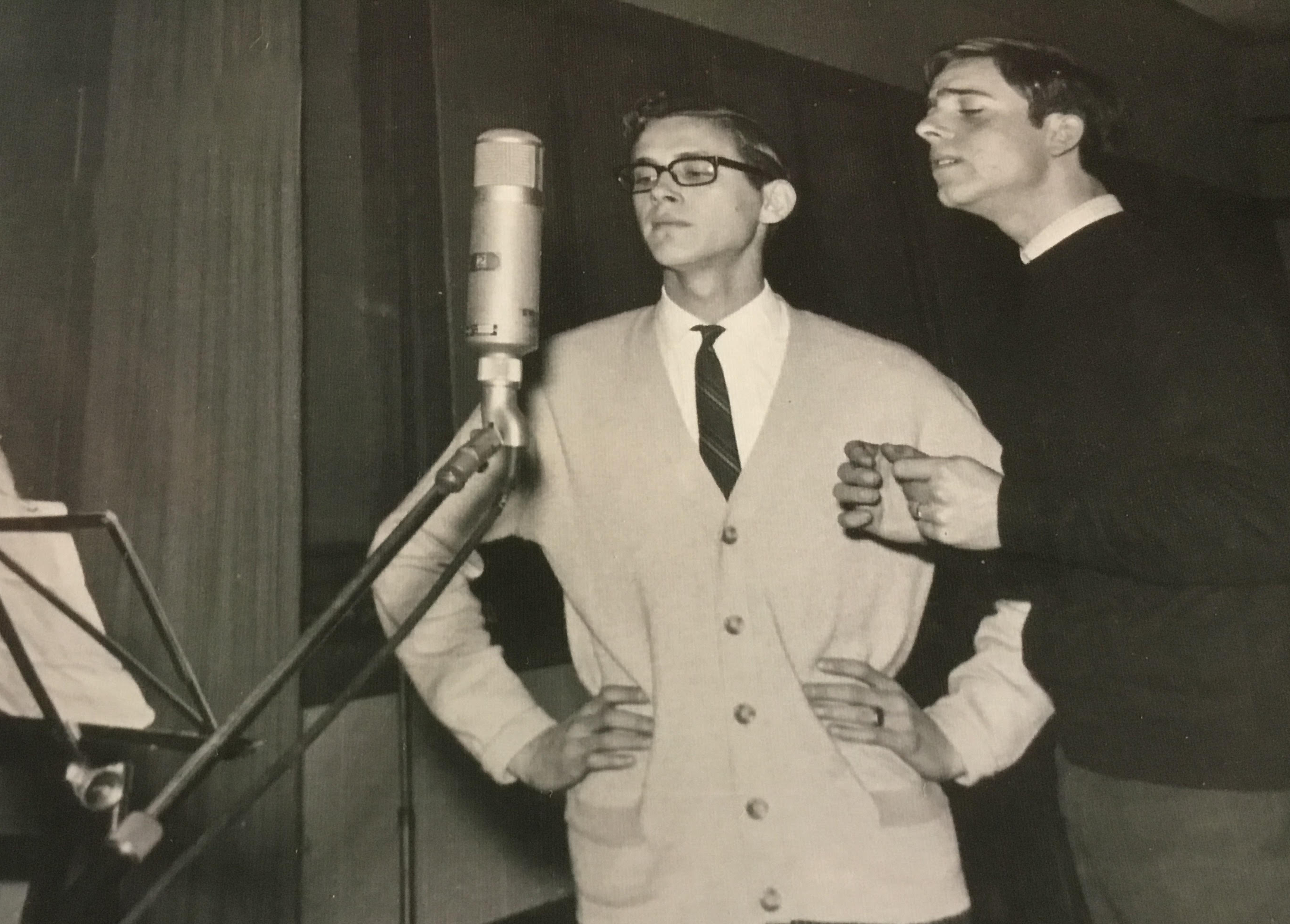 Gonzalo y Diego grabando voces del segundo disco